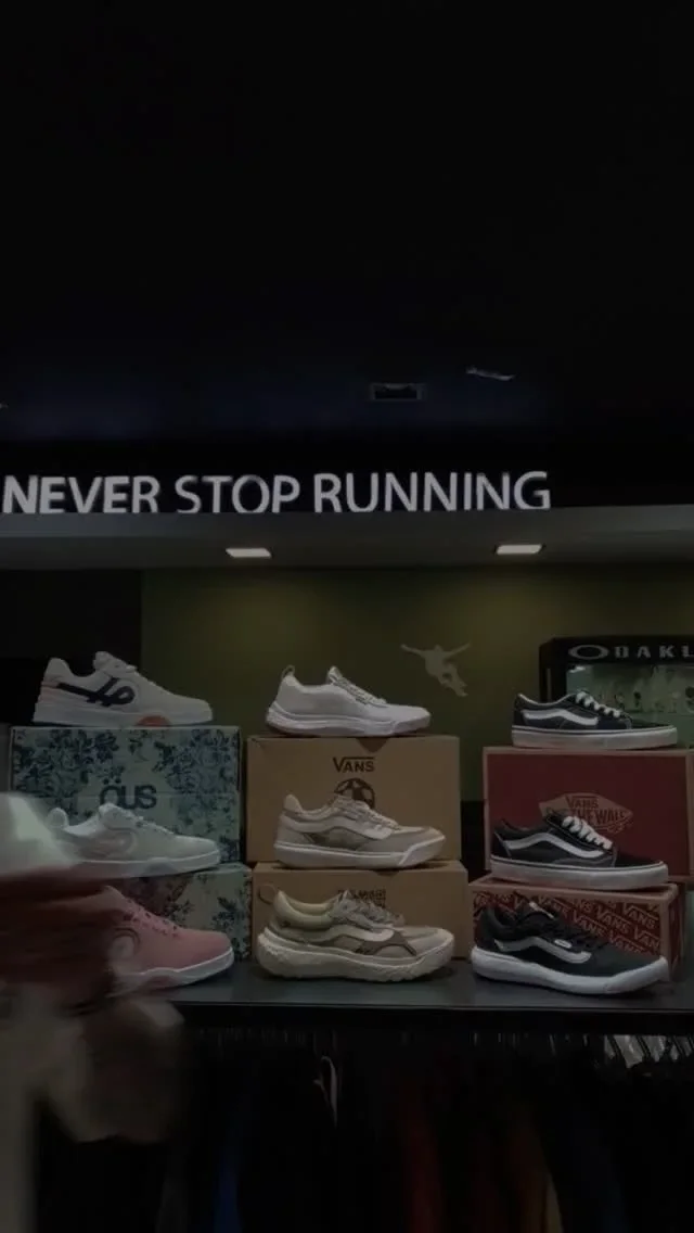 A parede de tênis da Hard: Vans, Oakley e ÖUS sobre as caixas