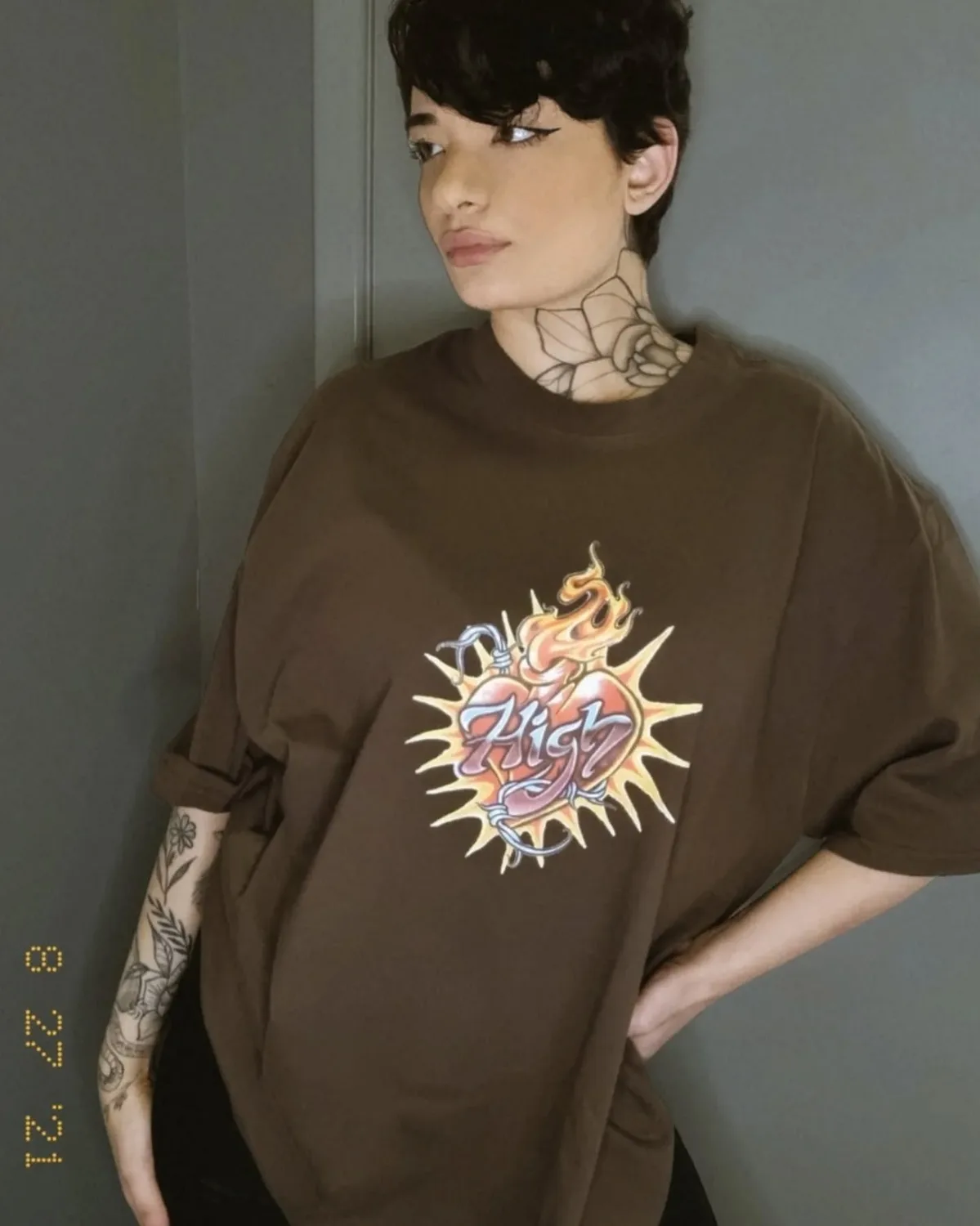 Camiseta High Co. Coração em chamas marrom