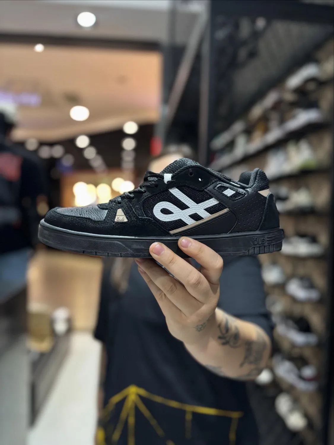 ÖUS preto e branco
